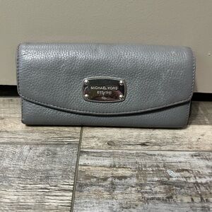 Michael Kors Jet Set Slim Flap Wallet in gray pebbled leather